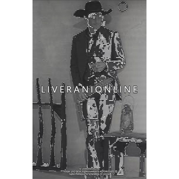 RETROSPETTIVA PHILIPPE LEROY ATTORE NELLA FOTO PHILIPPE LEROY SUL SET DEL FILM “YANKEE“ A ROMA NELL\'ANNO 1967 AG ALDO LIVERANI SAS 