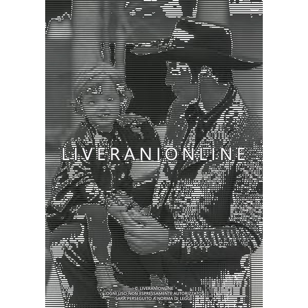 RETROSPETTIVA PHILIPPE LEROY ATTORE NELLA FOTO PHILIPPE LEROY CON LA FIGLIA PHILIPPINE SUL SET DEL FILM “YANKEE“ A ROMA NELL\'ANNO 1967 AG ALDO LIVERANI SAS