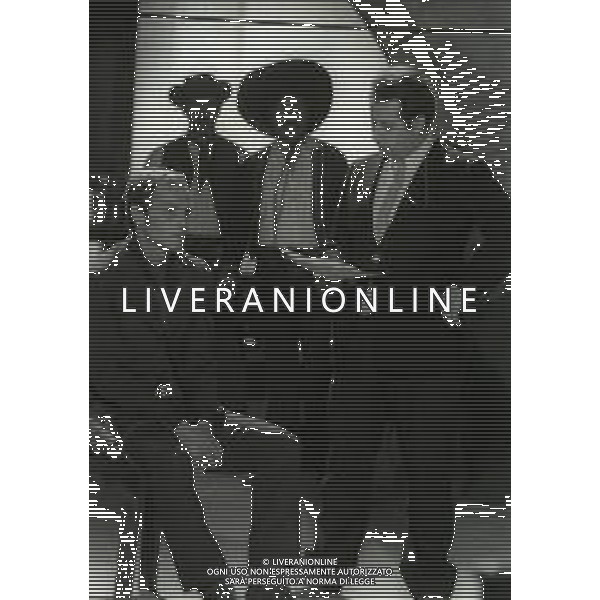 RETROSPETTIVA PHILIPPE LEROY ATTORE NELLA FOTO PHILIPPE LEROY SUL SET DEL FILM “YANKEE“ A ROMA NELL\'ANNO 1967 CON IL REGISTA TINTO BRASS AG ALDO LIVERANI SAS 