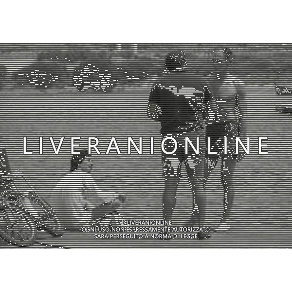 RETROSPETTIVA PHILIPPE LEROY ATTORE NELLA FOTO PHILIPPE LEROY A PORTO ROTONDO NELL\'ANNO 1973 CON EMMA BINI E RENATO SALVATORI AG ALDO LIVERANI SAS
