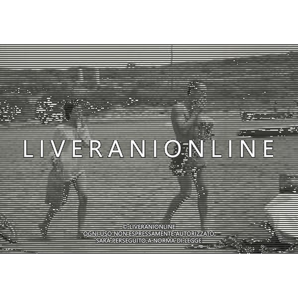 RETROSPETTIVA PHILIPPE LEROY ATTORE NELLA FOTO PHILIPPE LEROY A PORTO ROTONDO NELL\'ANNO 1973 CON EMMA BINI AG ALDO LIVERANI SAS