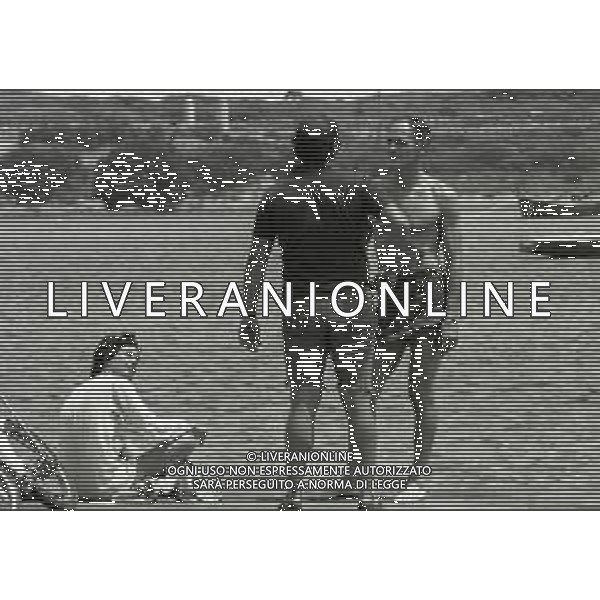 RETROSPETTIVA PHILIPPE LEROY ATTORE NELLA FOTO PHILIPPE LEROY A PORTO ROTONDO NELL\'ANNO 1973 CON EMMA BINI E RENATO SALVATORI AG ALDO LIVERANI SAS