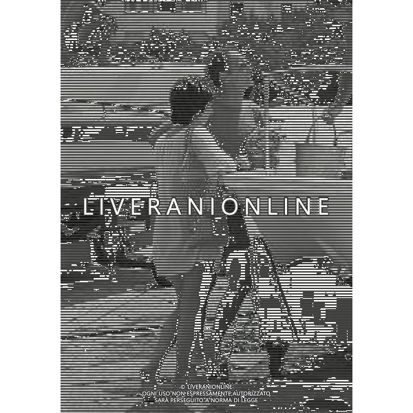 RETROSPETTIVA PHILIPPE LEROY ATTORE NELLA FOTO PHILIPPE LEROY A PORTO ROTONDO NELL\'ANNO 1973 CON EMMA BINI AG ALDO LIVERANI SAS