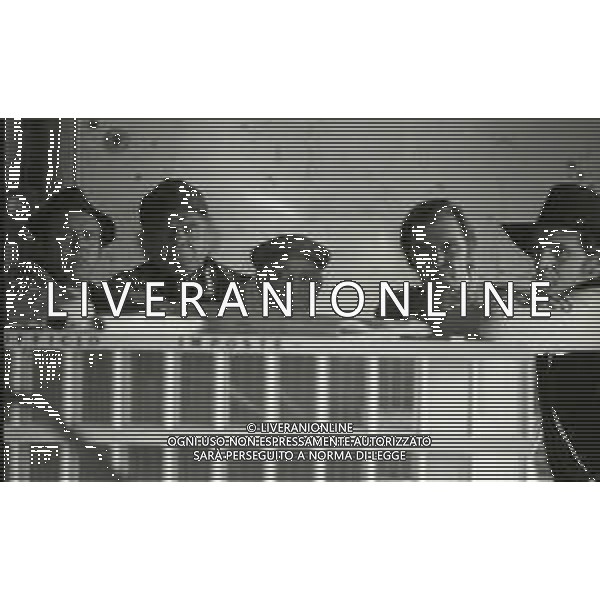 RETROSPETTIVA PHILIPPE LEROY ATTORE NELLA FOTO GASTONE MOSCHIN-LIONEL STANDER - RAYMOND BUSSIERES-FRANCO FABRIZI E PHILIPPE LEROY SUL SET DEL FILM “STANZA 17-17 PALAZZO DELLE TASSE UFFICIO IMPOSTE“ NELL\'ANNO 1970 A ROMA AG ALDO LIVERANI SAS