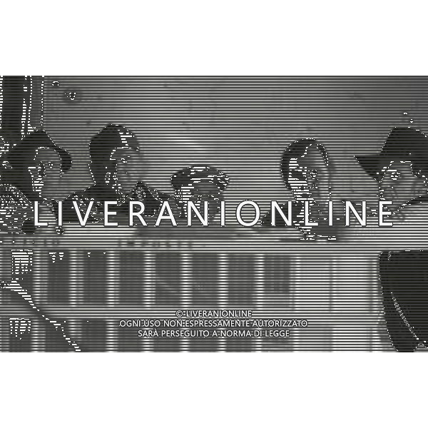 RETROSPETTIVA PHILIPPE LEROY ATTORE NELLA FOTO GASTONE MOSCHIN-LIONEL STANDER - RAYMOND BUSSIERES-FRANCO FABRIZI E PHILIPPE LEROY SUL SET DEL FILM “STANZA 17-17 PALAZZO DELLE TASSE UFFICIO IMPOSTE“ NELL\'ANNO 1970 A ROMA AG ALDO LIVERANI SAS