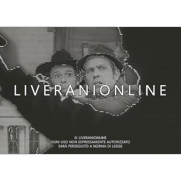 RETROSPETTIVA PHILIPPE LEROY ATTORE NELLA FOTO PHILIPPE LEROY CON GASTONE MOSCHIN SUL SET DEL FILM “STANZA 17-17 PALAZZO DELLE TASSE UFFICIO IMPOSTE“ NELL\'ANNO 1970 A ROMA AG ALDO LIVERANI SAS