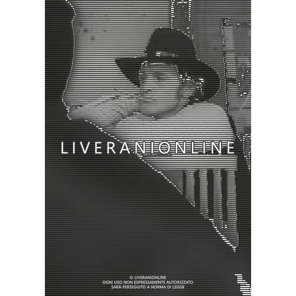RETROSPETTIVA PHILIPPE LEROY ATTORE NELLA FOTO PHILIPPE LEROY SUL SET DEL FILM “STANZA 17-17 PALAZZO DELLE TASSE UFFICIO IMPOSTE“ NELL\'ANNO 1970 A ROMA AG ALDO LIVERANI SAS