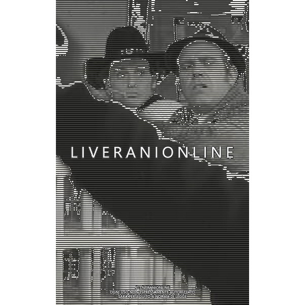 RETROSPETTIVA PHILIPPE LEROY ATTORE NELLA FOTO PHILIPPE LEROY CON GASTONE MOSCHIN SUL SET DEL FILM “STANZA 17-17 PALAZZO DELLE TASSE UFFICIO IMPOSTE“ NELL\'ANNO 1970 A ROMA AG ALDO LIVERANI SAS