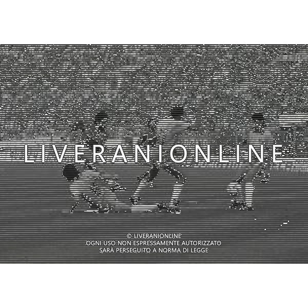 14-10-1989 BOLOGNA PARTITA AMICHEVOLE NAZIONALE ITALIANA -BRASILE 0-1 NELLA FOTO TIRO ROBERTO BAGGIO AG ALDO LIVERANI SAS