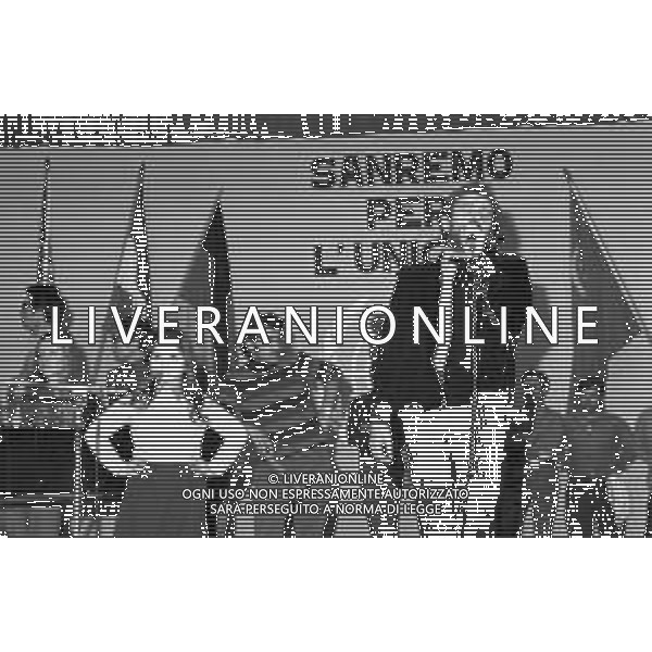 GALA\' " SANREMO PER UNICEF " MARZO 1974 - RETROSPETTIVA NELLA FOTO DOMENICO MODUGNO E LA PICCOLA FRANCESCA GUADAGNO ©Archivio Giovanni Liverani AGENZIA ALDO LIVERANI SAS