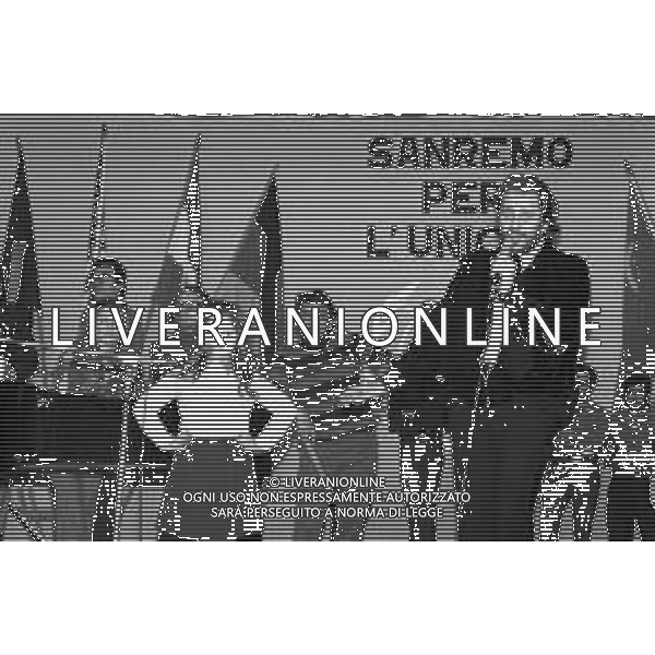 GALA\' " SANREMO PER UNICEF " MARZO 1974 - RETROSPETTIVA NELLA FOTO DOMENICO MODUGNO E LA PICCOLA FRANCESCA GUADAGNO ©Archivio Giovanni Liverani AGENZIA ALDO LIVERANI SAS