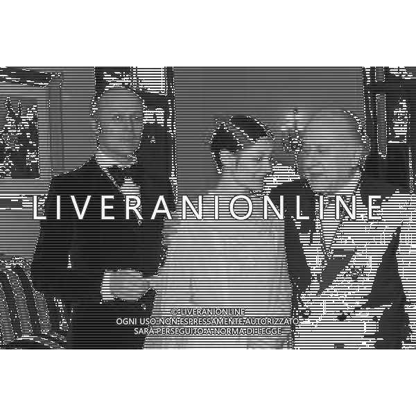 GALA\' " SANREMO PER UNICEF " MARZO 1974 - RETROSPETTIVA NELLA FOTO CARLA FRACCI E IL MARITO BEPPE MENEGATTI CON LO SCULTORE FRANCESCO MESSINA ©Archivio Giovanni Liverani AGENZIA ALDO LIVERANI SAS