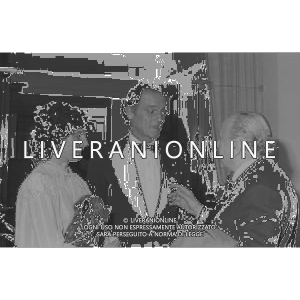 GALA\' " SANREMO PER UNICEF " MARZO 1974 - RETROSPETTIVA NELLA FOTO PHILIPPE LEROY CON EMMA BINI E LO SCULTORE FRANCESCO MESSINA ©Archivio Giovanni Liverani AGENZIA ALDO LIVERANI SAS