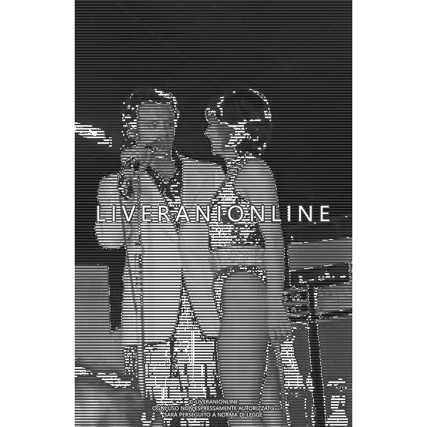 EDIZIONE DEL " CANTAGIRO SHOW " A CASALPURSTERLENGO 6 LUGLIO 1974 - RETROSPETTIVA NELLA FOTO JOHNNY DORELLI CON STEFANIA ROTOLO ©Archivio Giovanni Liverani / AGENZIA ALDO LIVERANI SAS