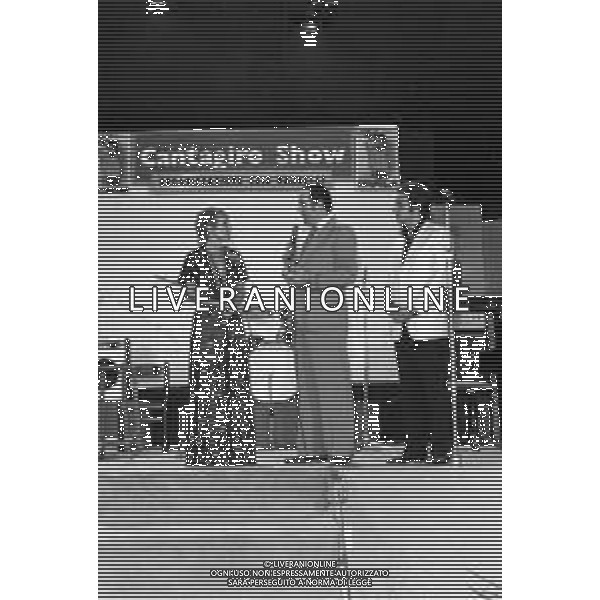 EDIZIONE DEL " CANTAGIRO SHOW " A CASALPURSTERLENGO 6 LUGLIO 1974 - RETROSPETTIVA NELLA FOTO JOHNNY DORELLI CON EZIO RADAELLI E PETULA CLARK ©Archivio Giovanni Liverani / AGENZIA ALDO LIVERANI SAS