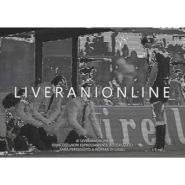 24-09-1989 VERONA-CAMPIONATO DI SERIE A VERONA-LAZIO 1-1 NELLA FOTO GIUSEPPE MATERAZZI DISCUTE CON L\'ARBITRO FABIO BALDAS AG ALDO LIVERANI SAS