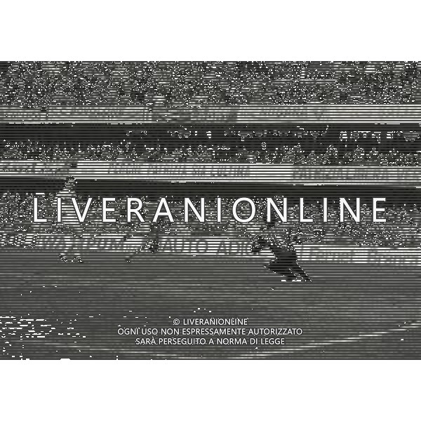 18-03-1990 VERONA CAMPIONATO DI CALCIO SERIE A VERONA-BOLOGNA 3-2 NELLA FOTO TIRO VITTORIO PUSCEDDU AG ALDO LIVERANI SAS