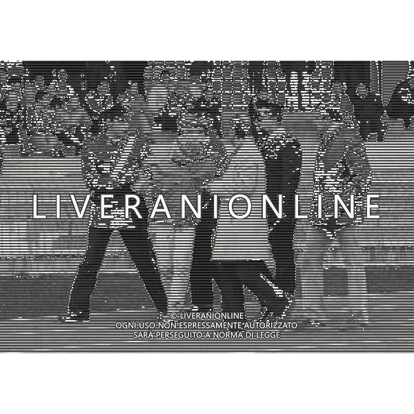 26-11-1989 VERONA CAMPIONATO DI CALCIO SERIE A VERONA-ROMA 2-2 NELLA FOTO IL FERMO DI UN TIFOSO IN CAMPO AG ALDO LIVERANI SAS 