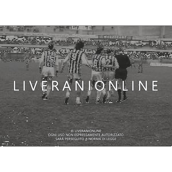 28-01-1990 VERONA CAMPIONATO DI CALCIO SERIE A VERONA-ASCOLI 0-0 NELLA FOTO L\'ARBITRO ANGELO AMENDOLI DISCUTE CON I GIOCATORI DELL\'ASCOLI AG ALDO LIVERANI SAS