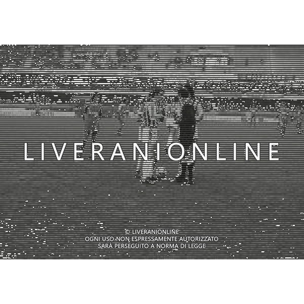 28-01-1990 VERONA CAMPIONATO DI CALCIO SERIE A VERONA-ASCOLI 0-0 NELLA FOTO L\'ARBITRO ANGELO AMENDOLIA DISCUTE CON I GIOVATORI DELL\'ASCOLI AG ALDO LIVERANI SAS