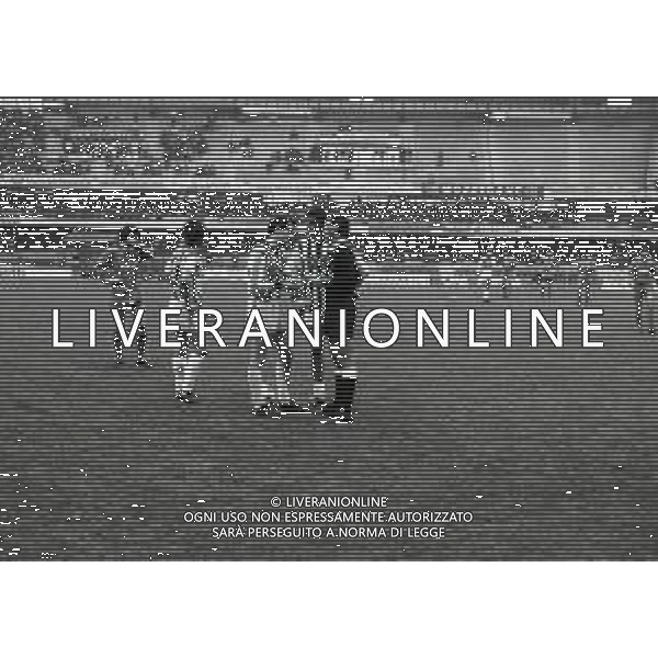 28-01-1990 VERONA CAMPIONATO DI CALCIO SERIE A VERONA-ASCOLI 0-0 NELLA FOTO L\'ARBITRO ANGELO AMENDOLIA DISCUTE CON I GIOVATORI DELL\'ASCOLI AG ALDO LIVERANI SAS