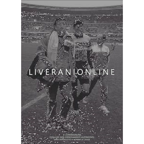 22-04-1990 VERONA CAMPIONATO DI CALCIO SERIE A VERONA-MILAN 2-1 NELLA FOTO GIOVANNI GALLI E ANDREA PAZZAGLI A FINE GARA AG ALDO LIVERANI SAS