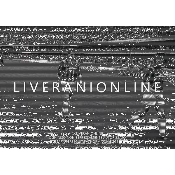 22-04-1990 VERONA CAMPIONATO DI CALCIO SERIE A VERONA-MILAN 2-1 NELLA FOTO ROBERTO DONADONI E DANIELE MASSARO A FINE GARA AG ALDO LIVERANI SAS