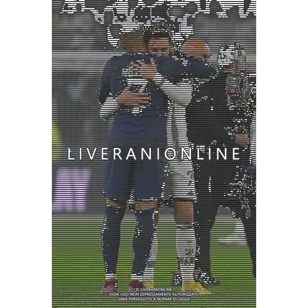 Torino 02.11.2022 Stadio Allianz Stadium ©Manuela Viganti/Agenzia Aldo Liverani Juventus vs Paris Saint Germain Champions League 2022/2023 Gruppo H Giornata 6 di 6 Nella foto: federico chiesa e kylian Mbappe\' si abbracciano la maglia a fine gara / AGENZIA ALDO LIVERANI SAS