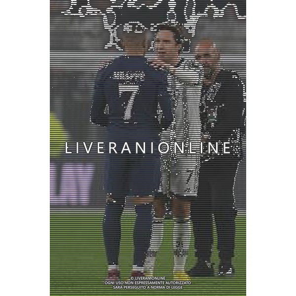 Torino 02.11.2022 Stadio Allianz Stadium ©Manuela Viganti/Agenzia Aldo Liverani Juventus vs Paris Saint Germain Champions League 2022/2023 Gruppo H Giornata 6 di 6 Nella foto: federico chiesa e kylian Mbappe\' si abbracciano la maglia a fine gara / AGENZIA ALDO LIVERANI SAS