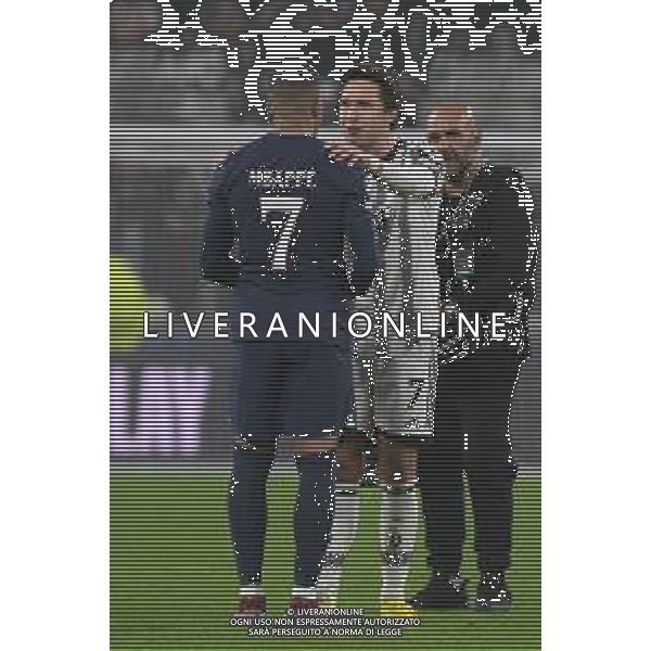 Torino 02.11.2022 Stadio Allianz Stadium ©Manuela Viganti/Agenzia Aldo Liverani Juventus vs Paris Saint Germain Champions League 2022/2023 Gruppo H Giornata 6 di 6 Nella foto: federico chiesa e kylian Mbappe\' si abbracciano a fine gara / AGENZIA ALDO LIVERANI SAS