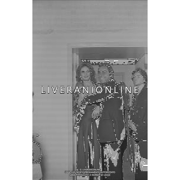 IVA ZANICCHI CANTANTE RETROSPETTIVA NELLA FOTO A VENEZIA NEL 1975 CON DANIELE PIOMBI AG AGENZIA ALDO LIVERANI SAS