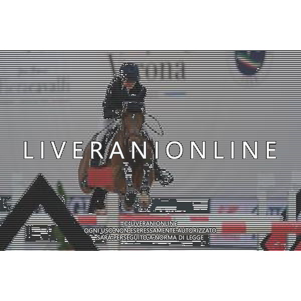Zoe Conter su La Una in azione durante il CSI5-W FEI Longines World Cup in occasione del Verona Jumping 2022, 5 Novembre 2022, Pala Volkswagen, Verona, Italy ©Roberto Tommasini / AGENZIA ALDO LIVERANI SAS