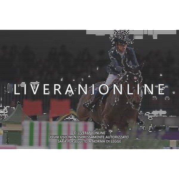 Jennifer Hochstädter su Golden Lady in azione durante il CSI5-W FEI Longines World Cup in occasione del Verona Jumping 2022, 5 Novembre 2022, Pala Volkswagen, Verona, Italy ©Roberto Tommasini / AGENZIA ALDO LIVERANI SAS