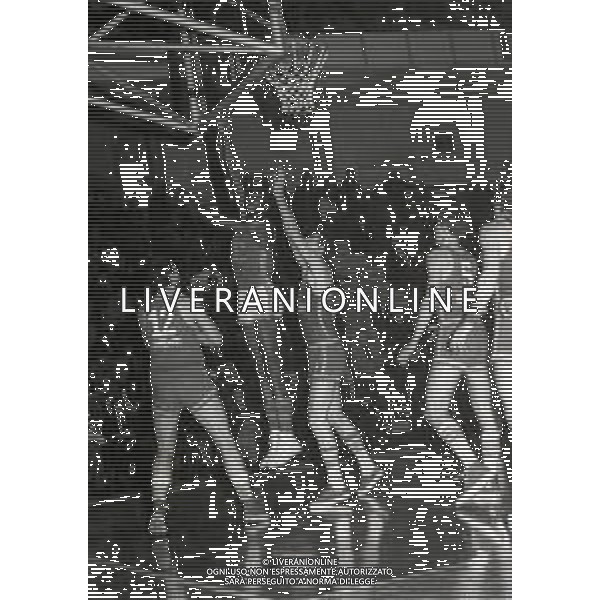1976 MILANO CAMPIONATO DI BASKET CINZANO MILANO-LAZIO NELLA FOTO AZIONR DI GIOCO AG ALDO LIVERANI SAS