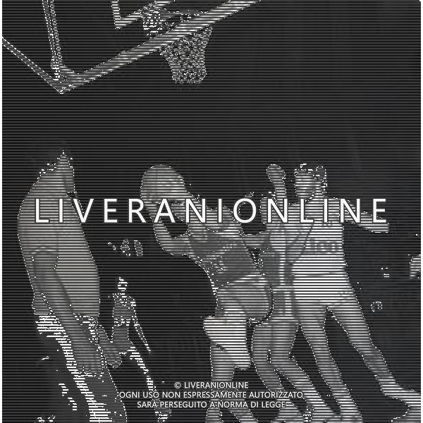 1976 MILANO CAMPIONATO DI BASKET SERIE A ALCO BOLOGNA-MOBILQUATTRO MILANO 80-90 NELLA FOTO AZIONE DI GIOCO AG ALDO LIVERANI SAS