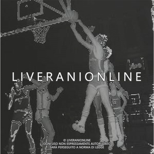 1976 MILANO CAMPIONATO DI BASKET SERIE A ALCO BOLOGNA-MOBILQUATTRO MILANO 80-90 NELLA FOTO AZIONE DI GIOCO AG ALDO LIVERANI SAS