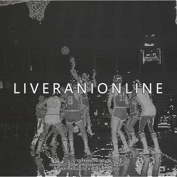 1976 MILANO CAMPIONATO DI BASKET SERIE A ALCO BOLOGNA-MOBILQUATTRO MILANO 80-90 NELLA FOTO AZIONE DI GIOCO AG ALDO LIVERANI SAS