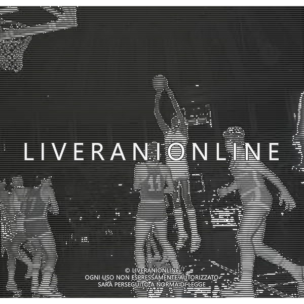 1976 MILANO CAMPIONATO DI BASKET SERIE A ALCO BOLOGNA-MOBILQUATTRO MILANO 80-90 NELLA FOTO AZIONE DI GIOCO AG ALDO LIVERANI SAS