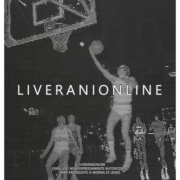 1976 MILANO CAMPIONATO DI BASKET SERIE A ALCO BOLOGNA-MOBILQUATTRO MILANO 80-90 NELLA FOTO AZIONE DI GIOCO AG ALDO LIVERANI SAS