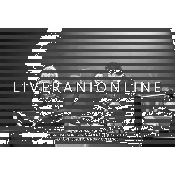 PROGRAMMA TELEVISIVO \'UNA ROTONDA SUL MARE\' SECONDA EDIZIONE DEL 1990 - RETROSPETTIVA NELLA FOTO TEO TEOCOLI CON MASSIMO BOLDI E MARA VENIER ©Archivio AG ALDO LIVERANI SAS