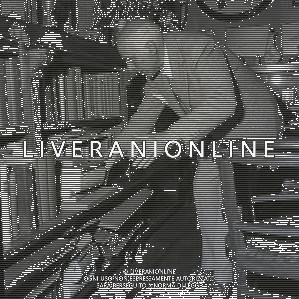 RETROSPETTIVA GENERALE UMBERTO NOBILE ESPLORATORE-INGEGNERE ACCADEMICO ITALIANO NELLA FOTO IL GENERALE UMBERTO NOBILE NELLA SUA CASA A ROMA NELL\'ANNO 1952 FOTO SANDRO VESPASIANI-AG ALDO LIVERANI SA