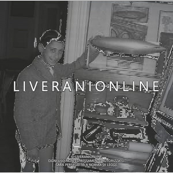 RETROSPETTIVA GENERALE UMBERTO NOBILE ESPLORATORE-INGEGNERE ACCADEMICO ITALIANO NELLA FOTO IL DIRIGIBILE NELLA SUA CASA A ROMA NELL\'ANNO 1952 FOTO SANDRO VESPASIANI-AG ALDO LIVERANI SAS 