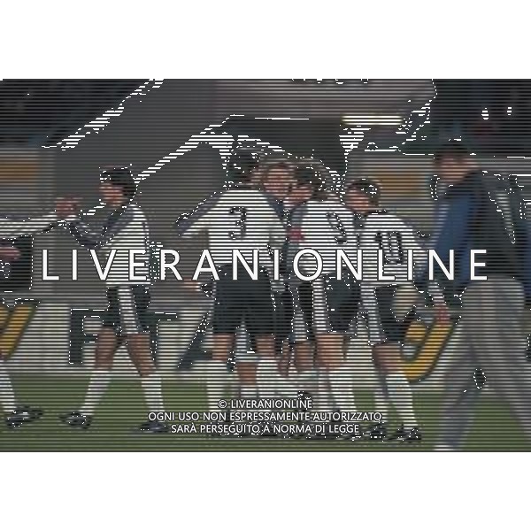 25-03-1998 VIENNA PARTITA AMICHEVOLE AUSTRIA-UNGHERIA 2-3 NELLA FOTO ABBRACCI GIOCATORI AUSTRIACI DOPO UN GOAL AG ALDO LIVERANI SAS