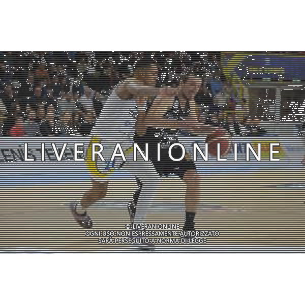 Toto Forray - Dolomiti Energia Trentino contrastato da Liam Udom - Tezenis Verona durante il match tra Tezenis Verona e Dolomiti Trentino Energia valido per la sesta giornata del campionato Italiano di basket serie A1. 6 Novembre 2022, Pala AGSM-AIM, Verona, Italia FOTO ROBERTO TOMMASINI-AG ALDO LIVERANI SAS