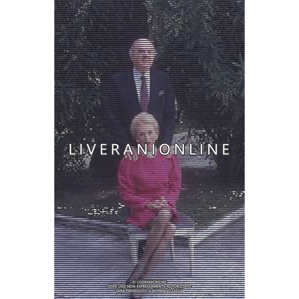 RETROSPETTIVA JANET LEIGH PSEUDONIMO DI JANNET HELEN MORRISON ATTRICE  NELLA FOTO JANET LEIGH CON KARL MALDEN A CERNOBBIO ANNI 90 AG ALDO LIVERANI SAS 