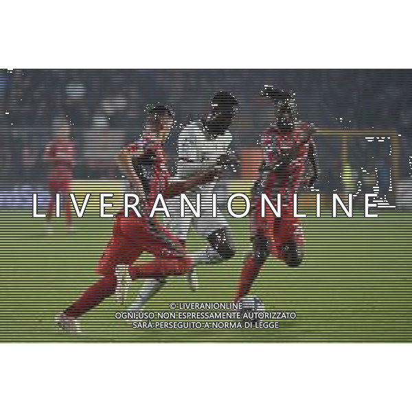 Divock Origi (Milan) tra Johan Vasquez (Cremonese) e Soualiho Meite\' (Cremonese) Cremonese vs Milan Cremona 08-11-2022 Stadio Giovanni Zini Campionato Serie A TIM - 14a giornata foto Roberto Garavaglia/ag. Aldo Liverani sas / AGENZIA ALDO LIVERANI SAS