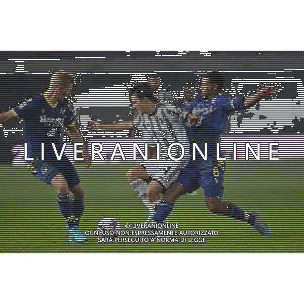 TVRG Nicolo\' Fagioli (Juventus) tra Josh Thomas Doig (Hellas Verona) e Isak Hien (Hellas Verona) Hellas Verona vs Juventus Verona 10-11-2022 Stadio Marcantonio Bentegodi Campionato Serie A TIM - 14a giornata foto Roberto Garavaglia/ag. Aldo Liverani sas / AGENZIA ALDO LIVERANI SAS
