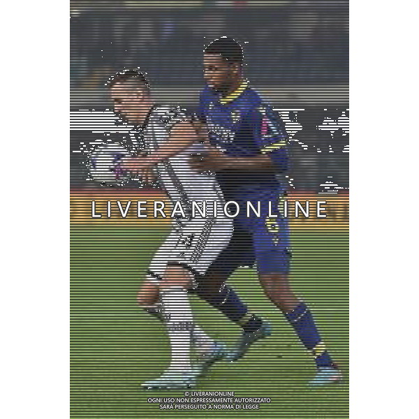 TVRG Arkadiusz Krystian Milik (Juventus) e Isak Hien (Hellas Verona) Hellas Verona vs Juventus Verona 10-11-2022 Stadio Marcantonio Bentegodi Campionato Serie A TIM - 14a giornata foto Roberto Garavaglia/ag. Aldo Liverani sas / AGENZIA ALDO LIVERANI SAS