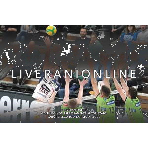 Attacco di Daniele Lavia - ITAS Trentino lungo la diagonale durante la partita tra ITAS Trentino e Decospan VT Menen valido per il primo turno della CEV Champions league di volley maschile. Trento, Italia, 10 Novembre 2022 presso la BLM Group Arena. ©Roberto Tommasini / AGENZIA ALDO LIVERANI SAS