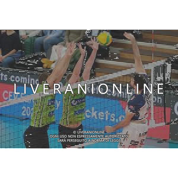 Muro di Mathieu Vanneste - Decospan VT Menen durante la partita tra ITAS Trentino e Decospan VT Menen valido per il primo turno della CEV Champions league di volley maschile. Trento, Italia, 10 Novembre 2022 presso la BLM Group Arena. ©Roberto Tommasini / AGENZIA ALDO LIVERANI SAS